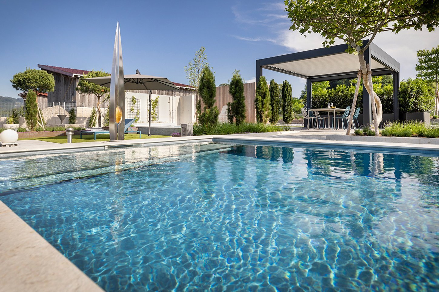 Eleganter Gartenpool mit hochwertiger Poolumrandung