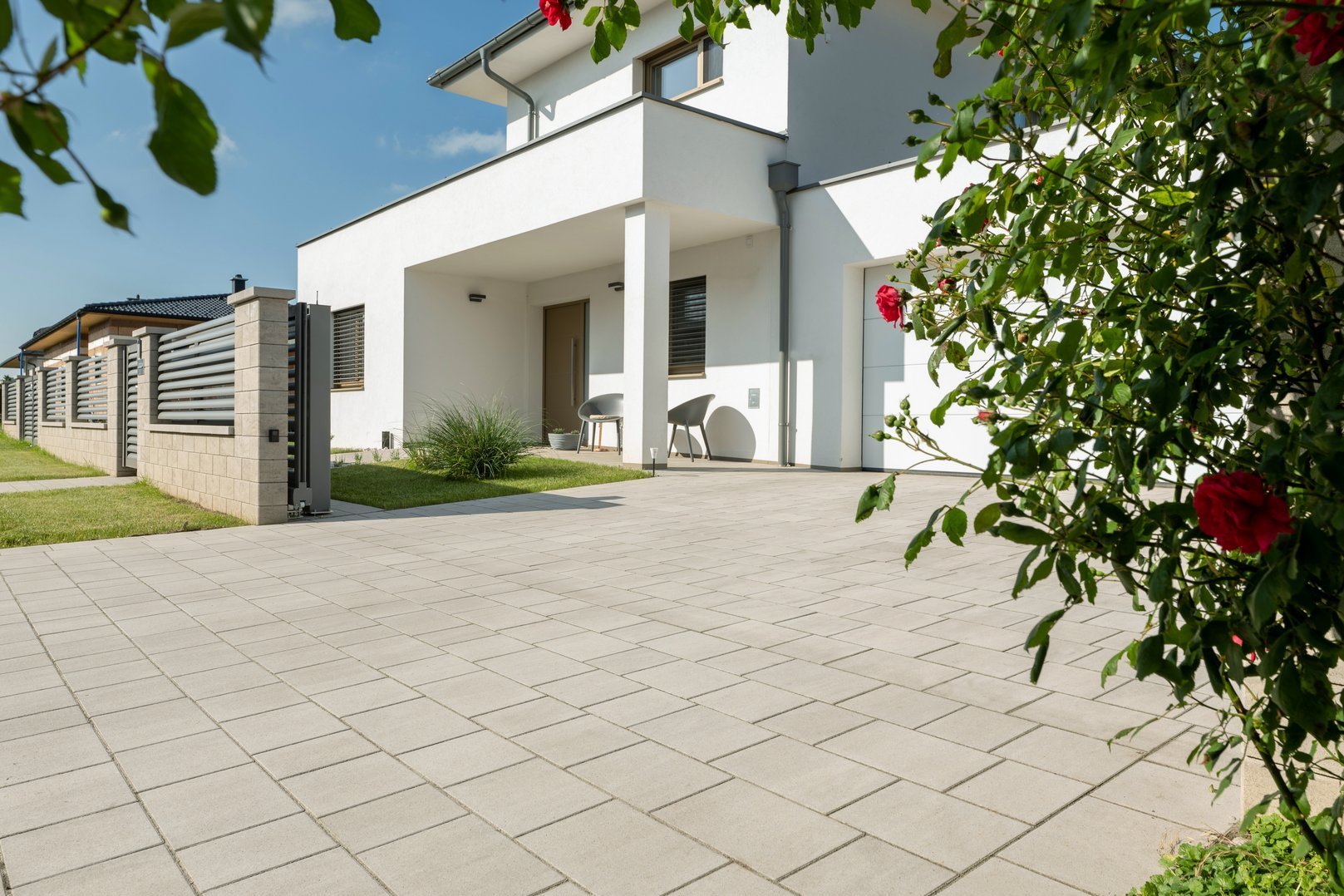Moderne Einfahrt mit Betonpflaster im Burgenland