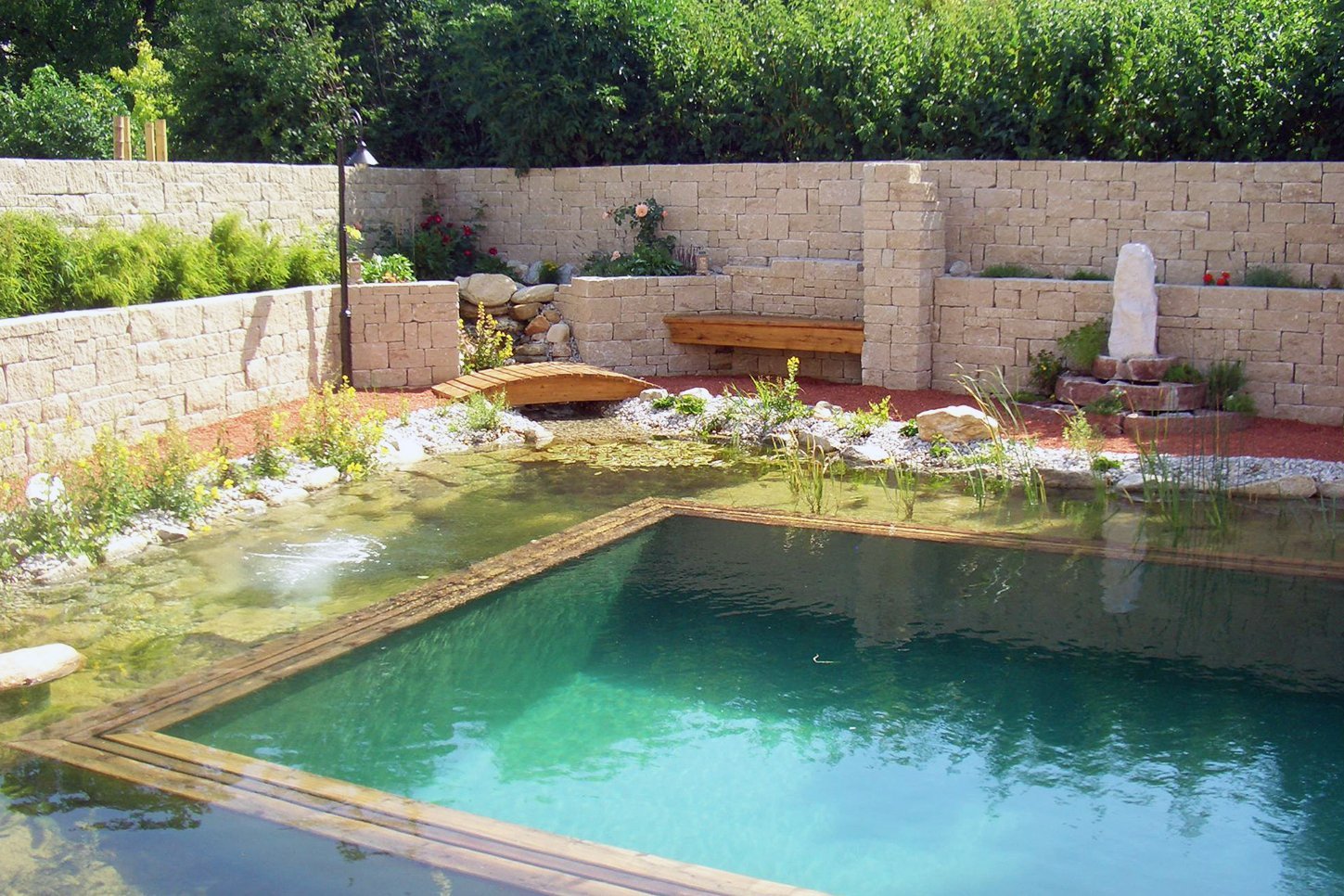 Naturpool mit harmonischer Integration in die Gartenlandschaft