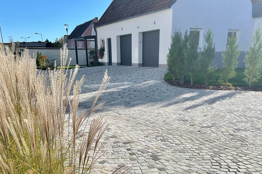 Moderne Einfahrt mit Naturpflaster im Burgenland